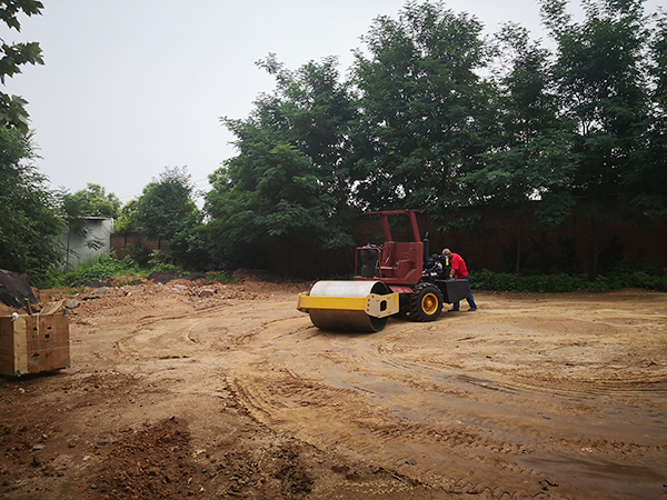 中小型钢轮压路机和轮式压路机的区别